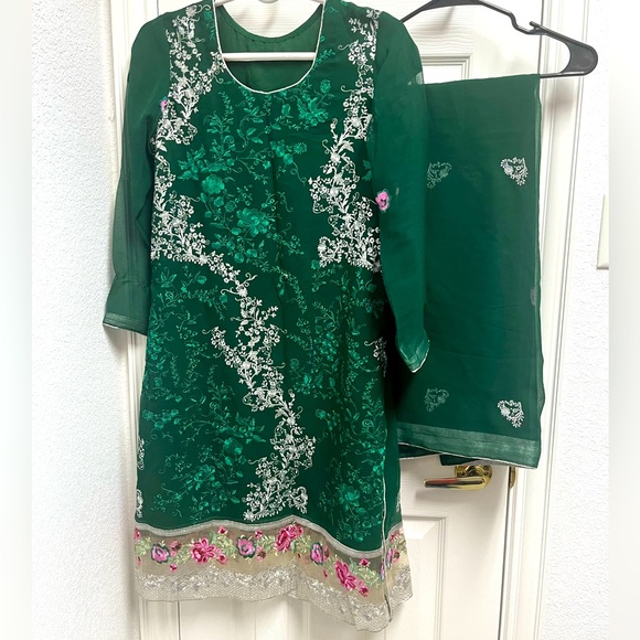 Other - 2 piece emerald green kameez and dupatta.